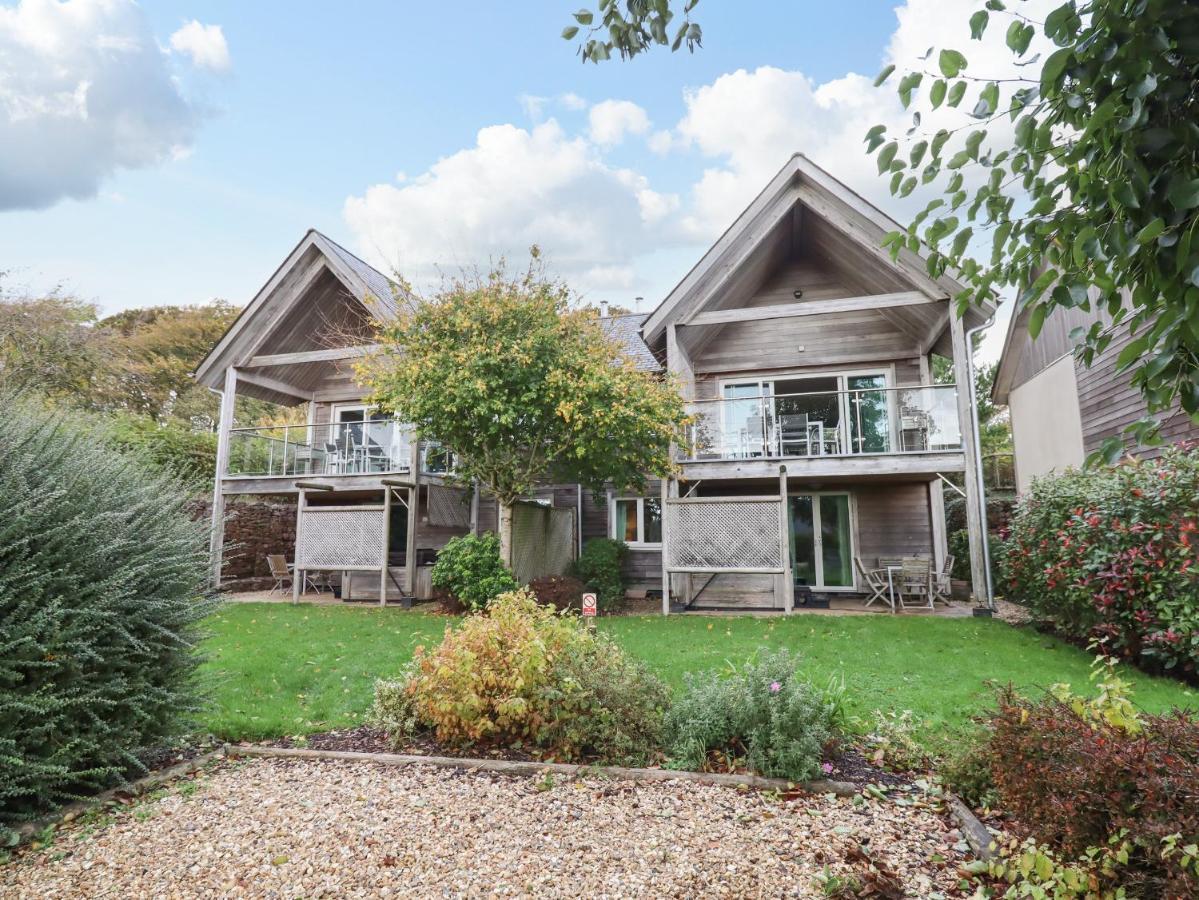 Swandown, 20 Poldon Villa Chard Exterior photo